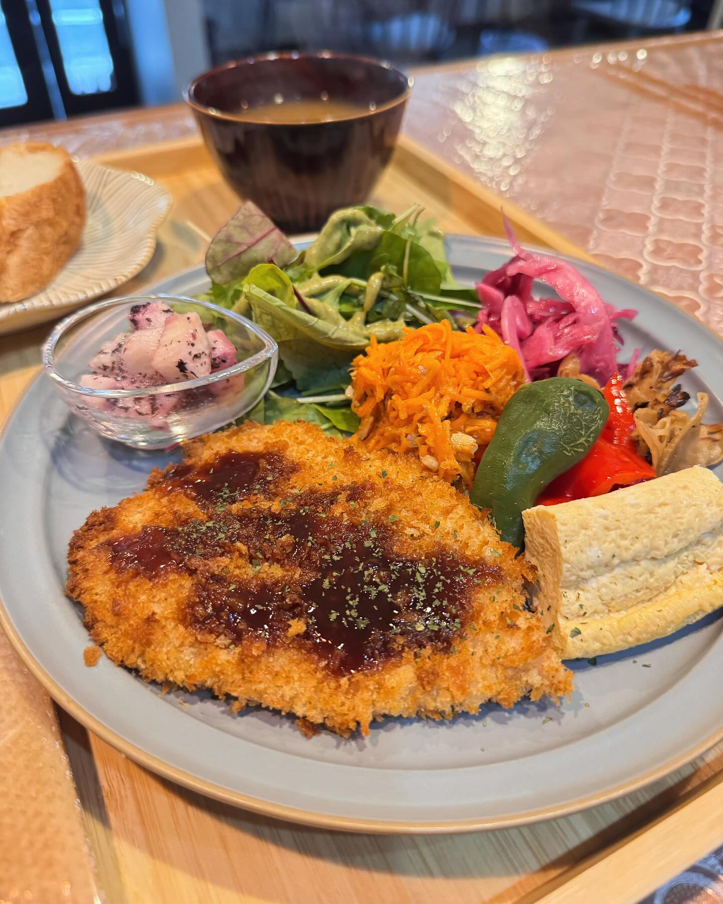 風が強くて飛ばされそうな日でも、温かい飲み物でホッと一息つき...