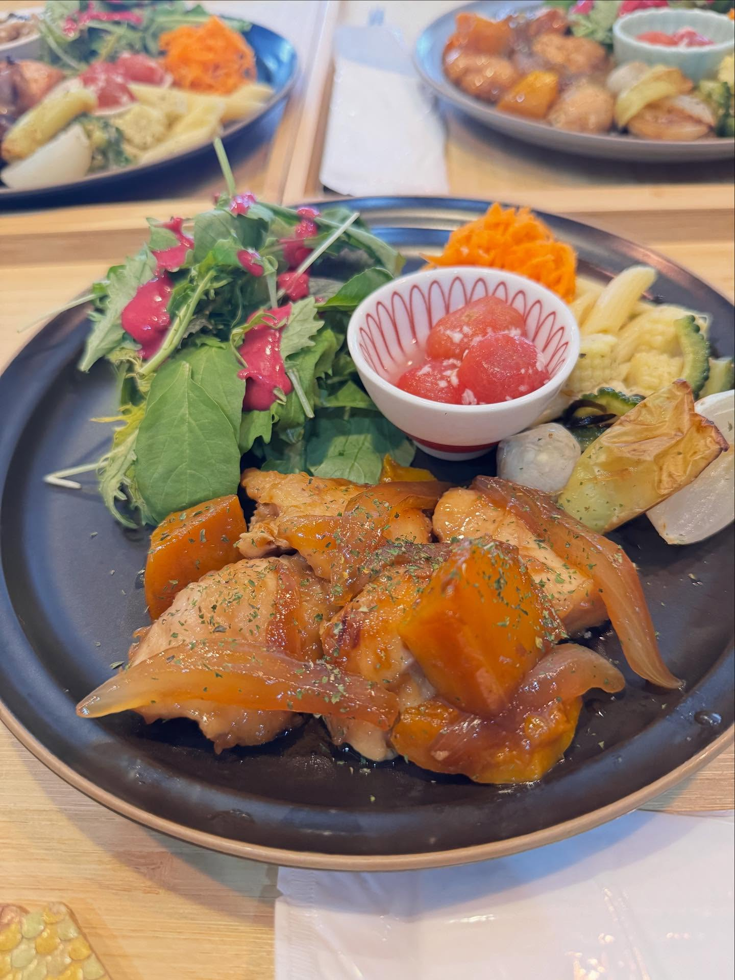 昨日の夜の雨のせいか、今日はなんとなく空気がじっとり、、、